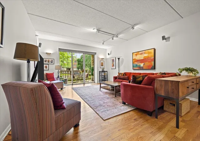 Listing Photo 4 - Condo for sale in building located at 950 Augusta Wy, Highland Park, IL 60035 - Unit #115