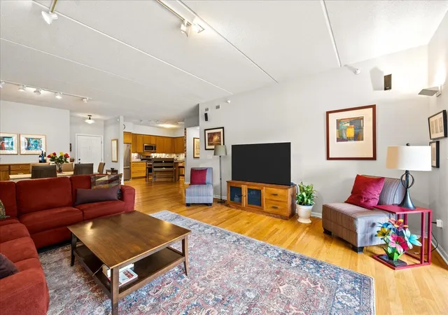 Listing Photo 5 - Condo for sale in building located at 950 Augusta Wy, Highland Park, IL 60035 - Unit #115