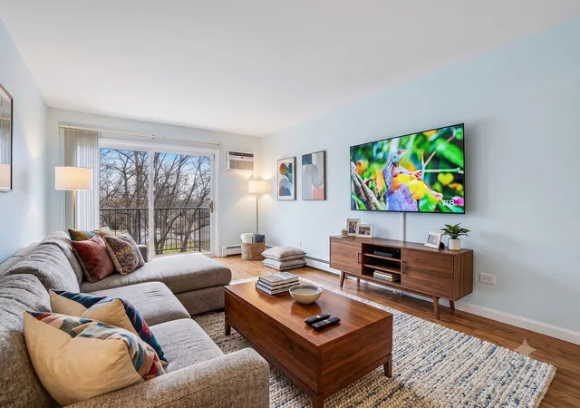 Listing Photo 4 - Condo for sale in building located at 10041 S Walnut Ter, Palos Hills, IL 60465 - Unit #31-307