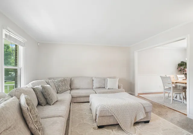 image of 988 Newbury Dr, Crystal Lake, IL 60014 | MLS# 12722583