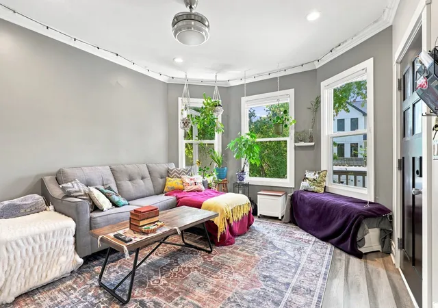 Listing Photo 3 - Condo for sale in building located at 4937 N Bell Ave, Chicago, IL 60625