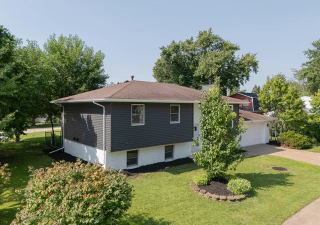Photo 4 of Single family home for sale at 1955 Danbury Dr, Bettendorf, IA 52722 | MLS# 12722901 | Listing updated on 2026-10-20