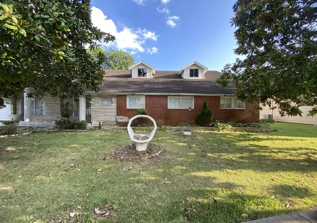 2nd image of 1504 E Saint Louis St, West Frankfort, IL 62896 | MLS# 12722914