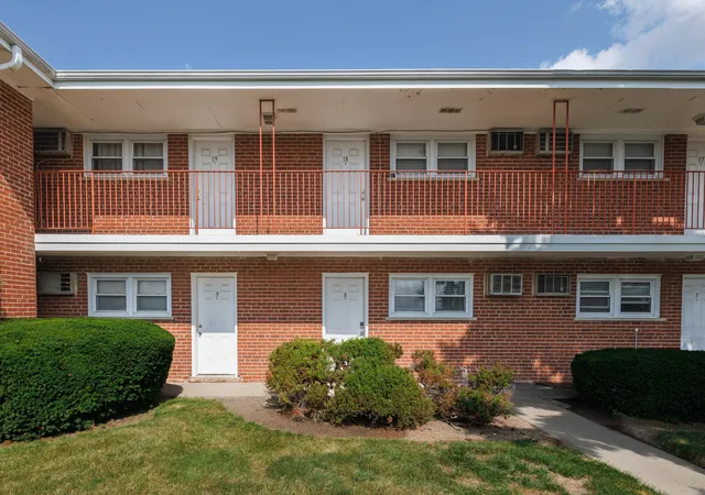 Photo 4 of Condo for sale at 1101 Holiday Ln #8, Des Plaines, IL 60016 | MLS# 12722925 | Listing updated on 2026-08-18