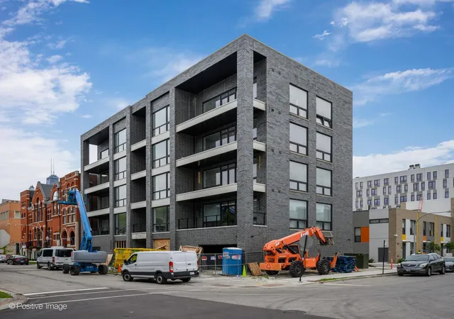 2nd image of 515 W Elm St #502, Chicago, IL 60610 | MLS# 12722966