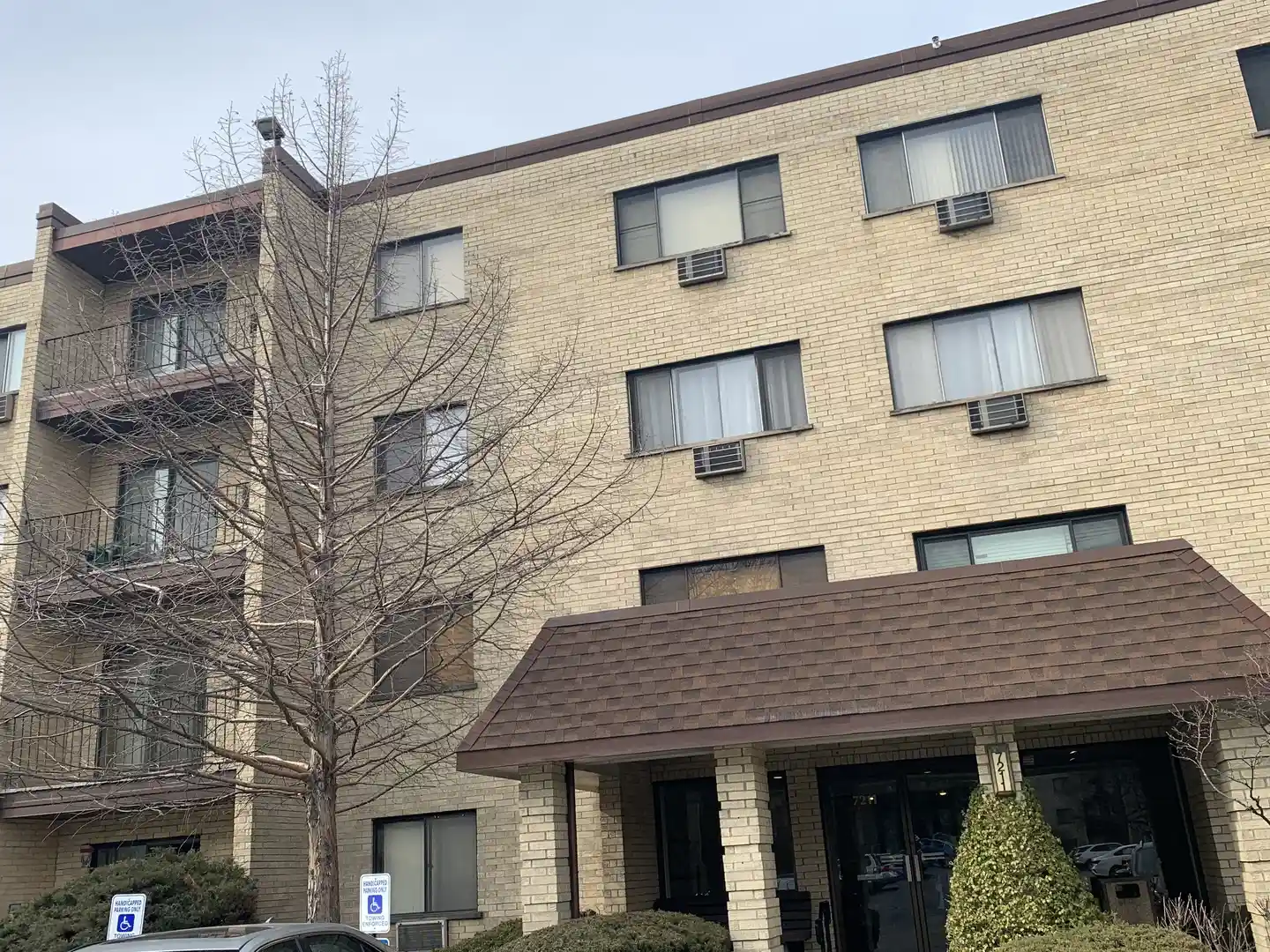 Listing Photo 2 - Condo for sale in 7211 Wolf Rd located at 7211 Wolf Rd, Indian Head Park, IL 60525 - Unit #412A