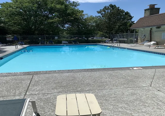 Listing Photo 2 - Condo for sale in building located at 7211 Wolf Rd, Indian Head Park, IL 60525 - Unit #412A