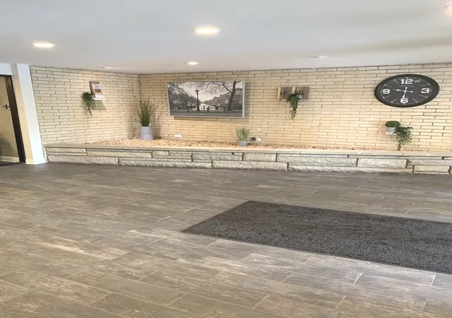 Listing Photo 4 - Condo for sale in building located at 7211 Wolf Rd, Indian Head Park, IL 60525 - Unit #412A
