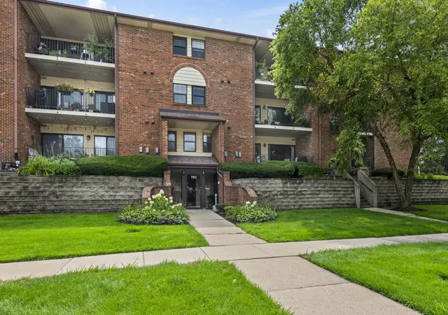 Photo 2 of Condo for sale at 780 Weidner Rd #105, Buffalo Grove, IL 60089 | MLS# 12723306 | Listing updated on 2026-08-25