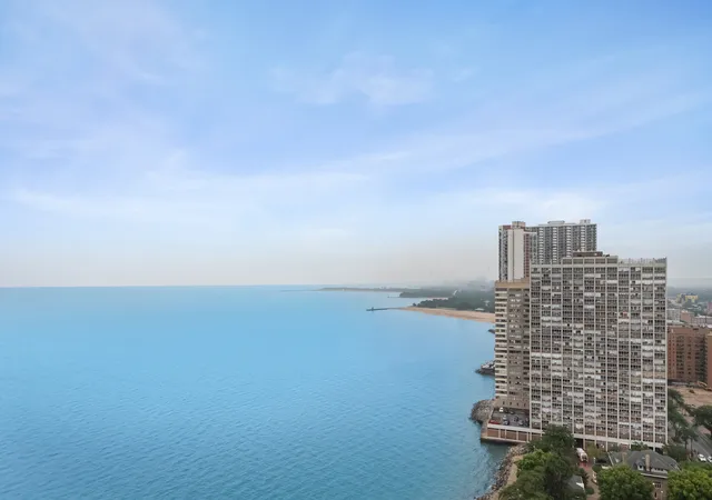 2nd image of 6301 N Sheridan Rd, Chicago, IL 60660