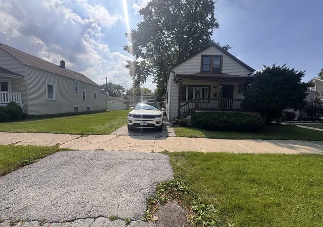 Photo 3 of Single family home for sale at 11028 S Sawyer Ave, Chicago, IL 60655 | MLS# 12723401 | Listing updated on 2026-08-27