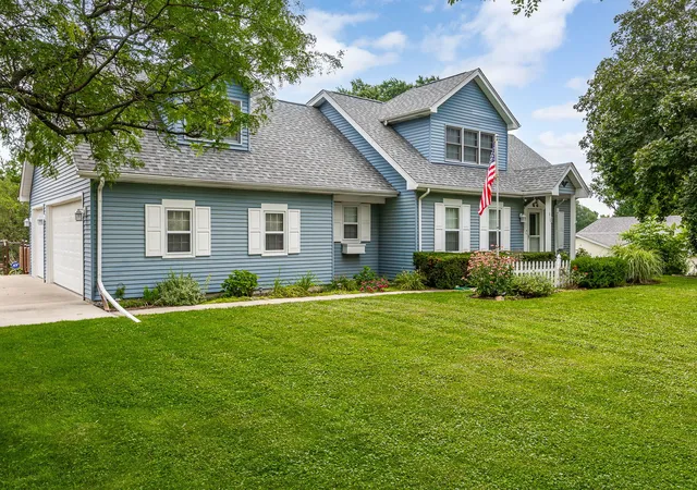 Photo 2 of Single family home for sale at 6101 Chase Ave, Downers Grove, IL 60516 | MLS# 12723780 | Listing updated on 2026-09-05