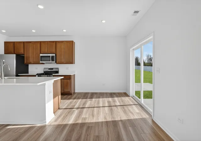 Listing Photo 2 - Condo for sale in building located at 2326 Heartwood Ln, Woodstock, IL 60098