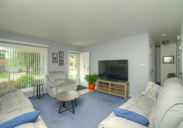 Photo 2 of Single family home for sale at 736 Cynthia Ln, Glendale Heights, IL 60139 | MLS# 12723881 | Listing updated on 2026-08-22