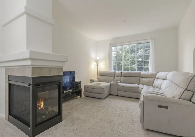 3rd image of 721 Hanbury Dr, Des Plaines, IL 60016 | MLS# 12723945