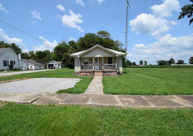 Photo 4 of Single family home for sale at 401 E Elm St, Waltonville, IL 62894 | MLS# 12724235 | Listing updated on 2026-08-24