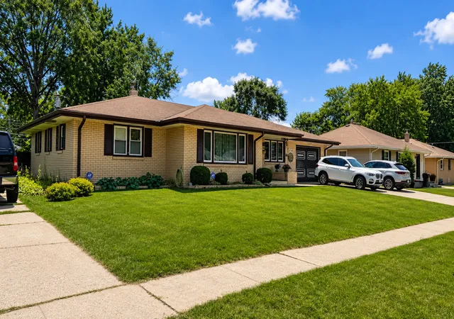 Photo 2 of Sale Pending at 2216 Jonathan Ave, Rockford, IL 61103 | MLS# 12724261 | Listing updated on 2026-08-30