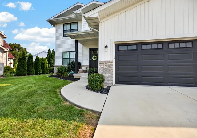 2nd image of 3 Flag Tree Ct, Bloomington, IL 61705 | MLS# 12724270