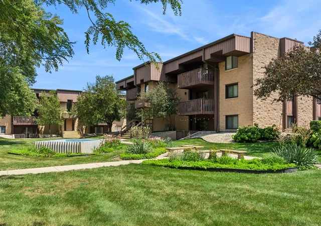 Listing Photo 5 - Condo for sale in building located at 1472 N Rock Run Dr, Crest Hill, IL 60403 - Unit #2D