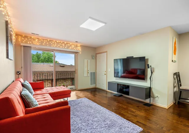 Listing Photo 3 - Condo for sale in building located at 5729 N Cicero Ave, Chicago, IL 60646 - Unit #3B