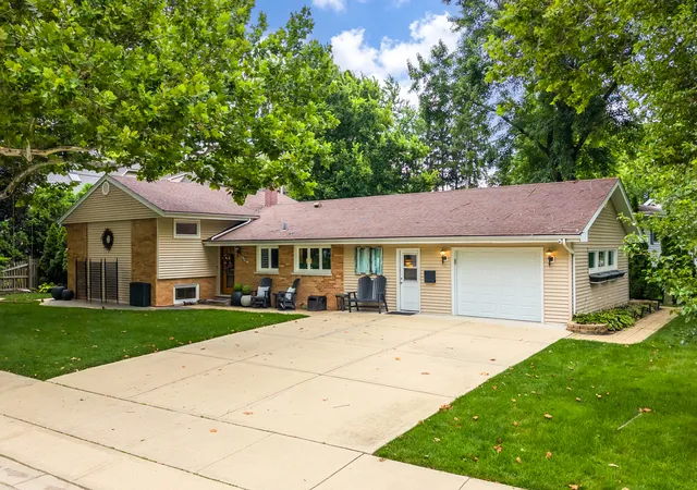 2nd image of 220 E Hillside Rd, Naperville, IL 60540 | MLS# 12724560