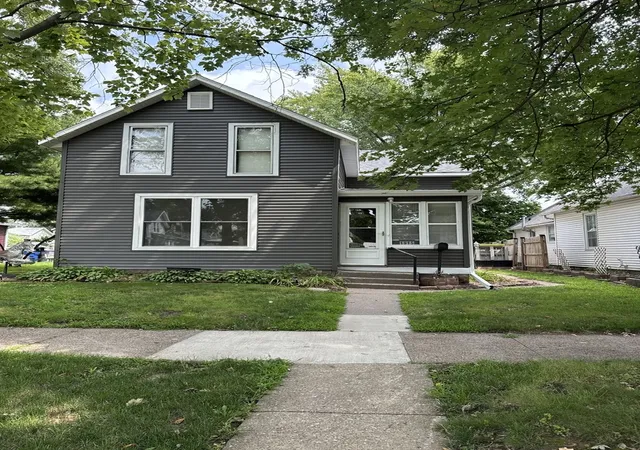 Single family home for sale at 1915 Pershing Blvd, Clinton, IA 52732 | MLS# 12724758