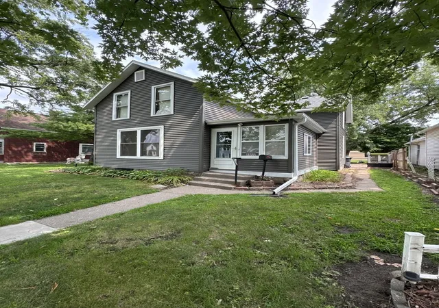 Photo 1 of Single family home for sale at 1915 Pershing Blvd, Clinton, IA 52732 | MLS# 12724758 | Listing updated on 2026-10-07