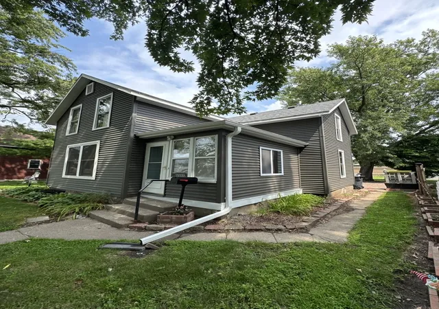 Photo 2 of Single family home for sale at 1915 Pershing Blvd, Clinton, IA 52732 | MLS# 12724758 | Listing updated on 2026-10-07