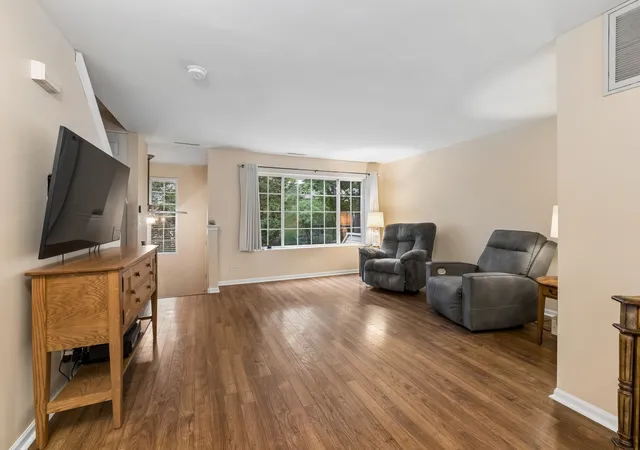 Listing Photo 5 - Condo for sale in building located at 257 W Whispering Oaks Ln, Round Lake, IL 60073 - Unit #257