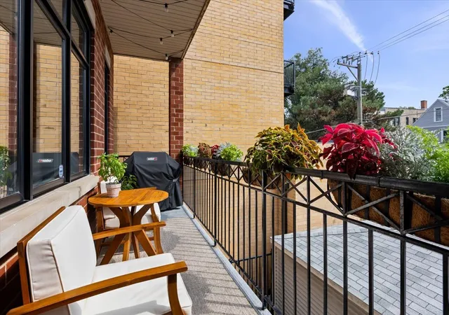 Listing Photo 2 - Condo for sale in building located at 4927 N Damen Ave, Chicago, IL 60625 - Unit #2F