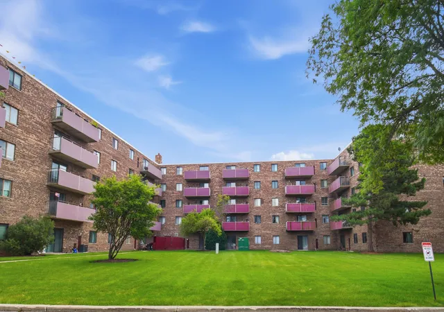 2nd image of 1460 Fairlane Dr #311, Schaumburg, IL 60193 | MLS# 12725230