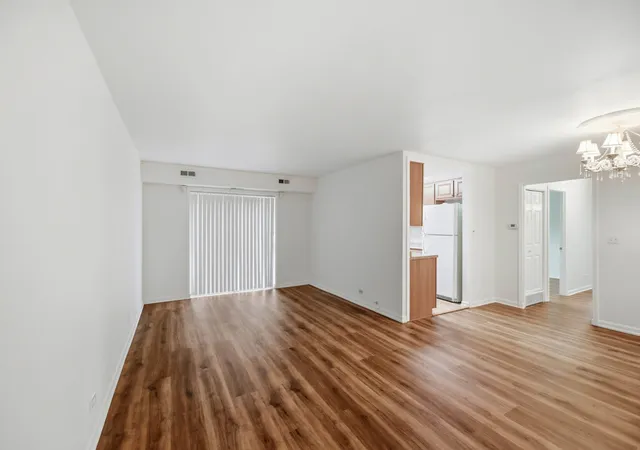 3rd image of 1460 Fairlane Dr #311, Schaumburg, IL 60193 | MLS# 12725230