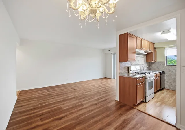 5th image of 1460 Fairlane Dr #311, Schaumburg, IL 60193 | MLS# 12725230