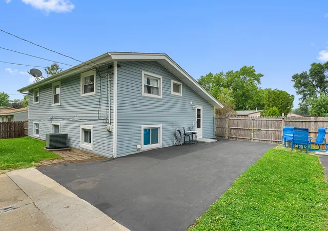 15th image of 625 Jefferson Ave, Carpentersville, IL 60110 | MLS# 12725362