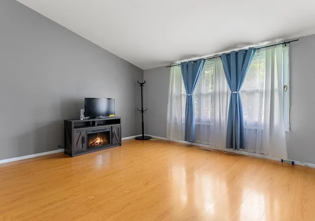 3rd image of 625 Jefferson Ave, Carpentersville, IL 60110 | MLS# 12725362