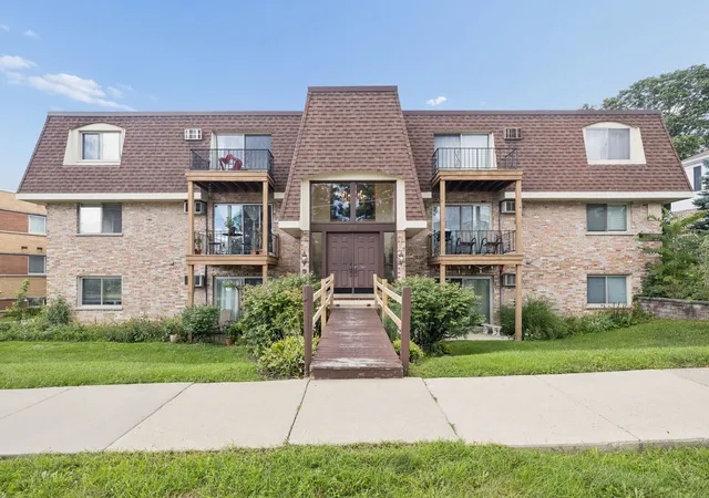 Photo 1 of Condo for sale at 201 N President St #3C, Wheaton, IL 60187 | MLS# 12725410 | Listing updated on 2026-08-28