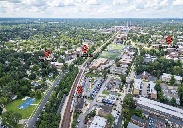 Listing Photo 2 - Condo for sale in building located at 201 N President St, Wheaton, IL 60187 - Unit #3C