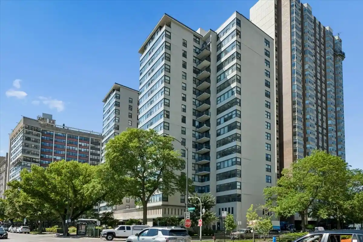 Listing Photo 2 - Condo for sale in 3440 N Lake Shore Dr located at 3440 N Lake Shore Dr, Chicago, IL 60657 - Unit #5G