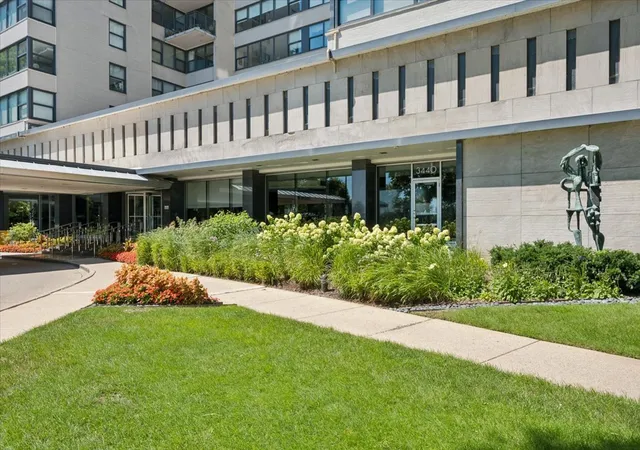 Listing Photo 4 - Condo for sale in building located at 3440 N Lake Shore Dr, Chicago, IL 60657 - Unit #5G