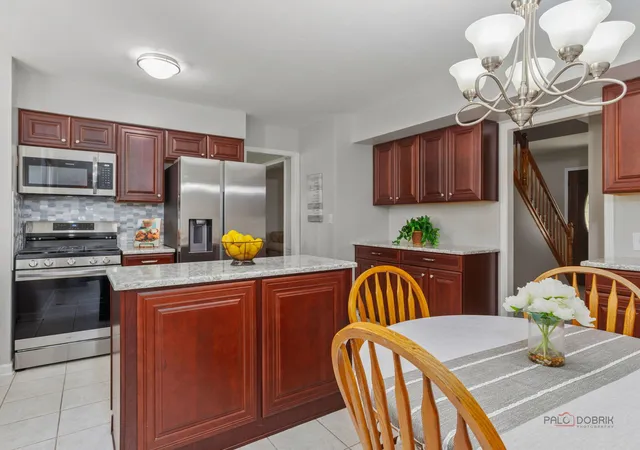 3rd image of 815 Claridge Ct, Schaumburg, IL 60193 | MLS# 12725639