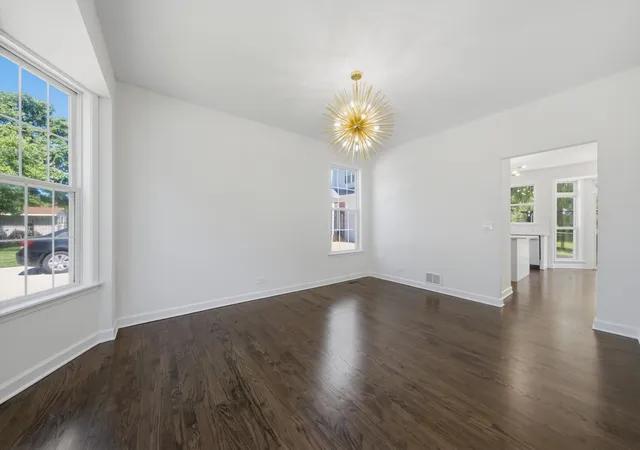 Photo 3 of Single family home for sale at 950 W Colfax St, Palatine, IL 60067 | MLS# 12726098 | Listing updated on 2026-10-11
