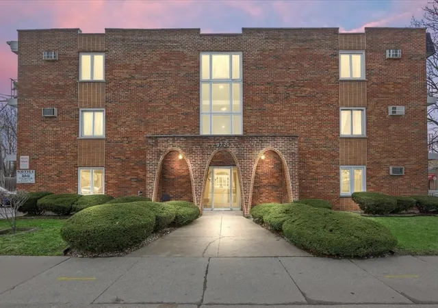 Condo for sale at 9721 S Cicero Ave #3C, Oak Lawn, IL 60453 | MLS# 12726286 | Listing updated on 2026-08-19