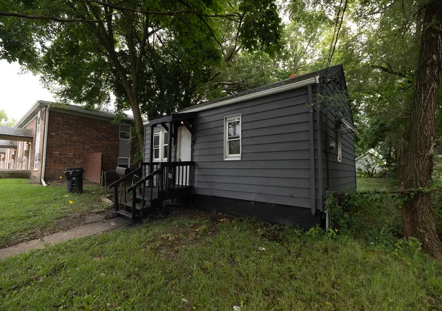 18th image of 928 W Front St, Bloomington, IL 61701 | MLS# 12726503