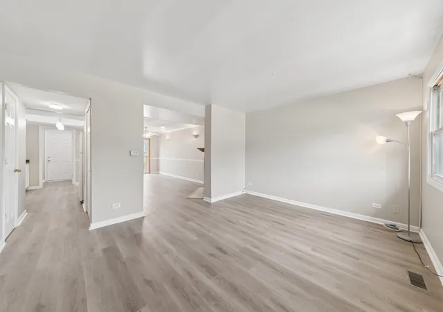 Photo 3 of Townhouse for sale at 942 Cardiff Ct, Schaumburg, IL 60194 | MLS# 12726568 | Listing updated on 2026-09-22