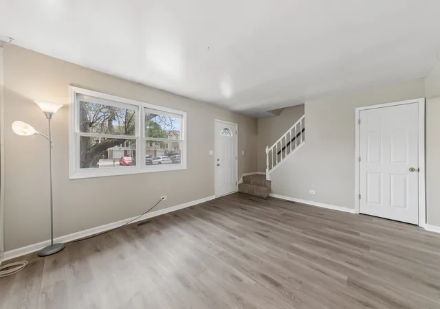 Photo 3 of Townhouse for sale at 942 Cardiff Ct, Schaumburg, IL 60194 | MLS# 12726568 | Listing updated on 2026-09-22