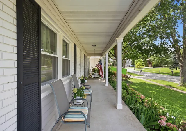 Photo 2 of Single family home for sale at 17 Whitehall Ct, Buffalo Grove, IL 60089 | MLS# 12726626 | Listing updated on 2026-08-27