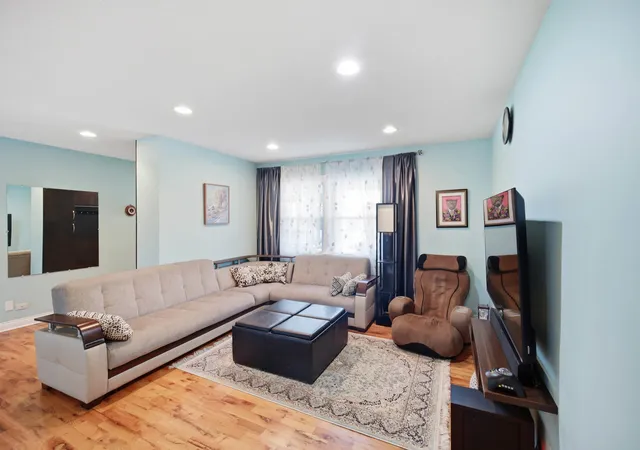 Photo 4 of Single family home for sale at 17 Whitehall Ct, Buffalo Grove, IL 60089 | MLS# 12726626 | Listing updated on 2026-08-27