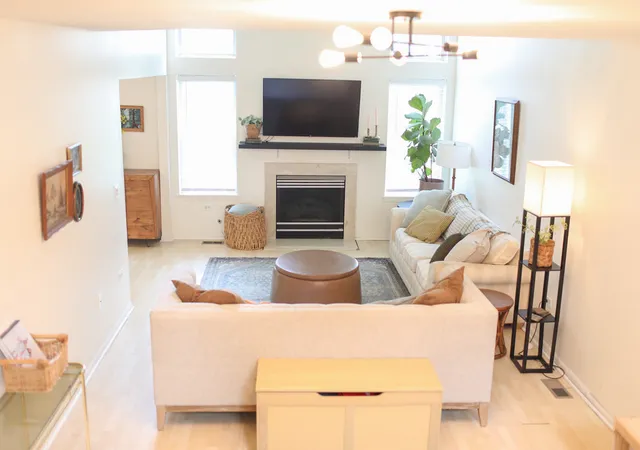4th image of 2324 College Green Dr, Elgin, IL 60123 | MLS# 12726752