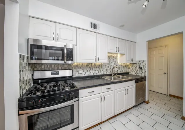 Listing Photo 4 - Condo for sale in building located at 5300 Carriage Wy Dr, Rolling Meadows, IL 60008 - Unit #107