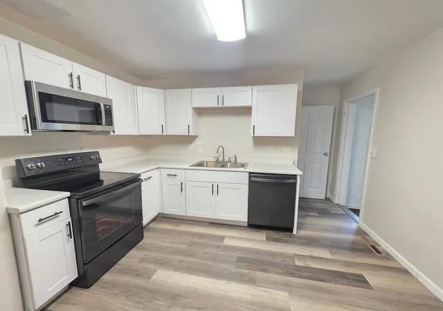 Photo 3 of Single family home for sale at 910 W 11th Street, Sterling, IL 61081 | MLS# 12726895 | Listing updated on 2026-09-02